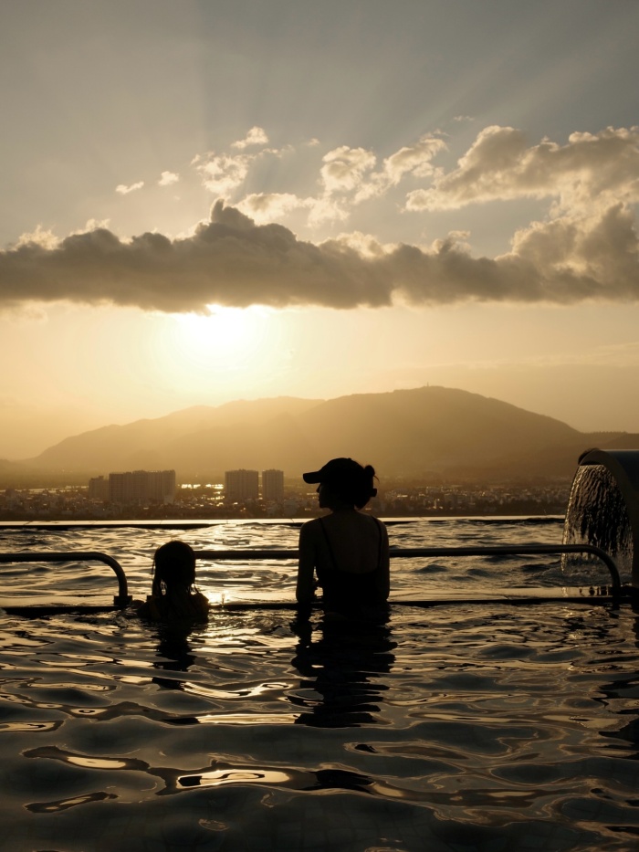 Mỗi lần xuất hiện, cô bé đều mang đến những khoảnh khắc dễ thương khiến người xem thích thú. Loạt ảnh du lịch mới nhất tiếp tục cho thấy hình ảnh một Pam hồn nhiên, tinh nghịch nhưng cũng rất tình cảm bên mẹ. Chính sự giản dị, gần gũi trong những khoảnh khắc đời thường đã khiến Pam Yêu Ơi trở thành bé cưng của cộng đồng mạng xã hội.