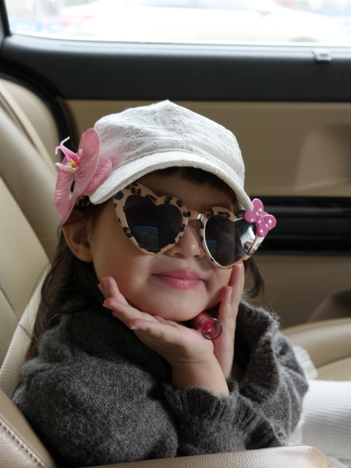 Không chỉ gây chú ý bởi nét đáng yêu, Pam còn được khen ngợi bởi mẹ Salim luôn phối cho cô bé đa dạng gu thời trang dễ thương. Trong loạt ảnh, cô bé xuất hiện với nhiều phong cách khác nhau như váy hồng công chúa, áo khoác cardigan kết hợp mũ trắng đính hoa, hay chiếc kính mắt hình trái tim đầy ngộ nghĩnh. Những chi tiết nhỏ này càng làm nổi bật vẻ đáng yêu của “nhóc tỳ” được dân mạng yêu mến.