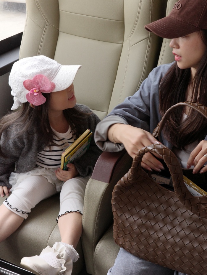 Dưới phần bình luận, bạn bè của Hoàng Kim Ngân cũng để lại nhiều lời trêu đùa liên quan đến biệt danh “Unicorn Thỏ Cầu Vồng Hải Đường”. Một fan hâm mộ hài hước viết rằng nếu phải viết hết cái tên này trong bài thi thì chắc cũng… hết giờ làm bài.