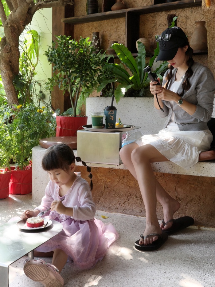 Ở một góc ảnh khác, Pam diện chiếc váy hồng nhẹ nhàng, ngồi thưởng thức bánh ngọt ngoài trời trong không gian nhiều cây xanh. Những biểu cảm tự nhiên, hồn nhiên của cô bé khiến nhiều người không khỏi xao xuyến.