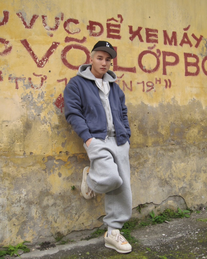 Trong bộ ảnh khác, Sơn Tùng tiếp tục lựa chọn phong cách street wear với tone màu tối giản, thoải mái và gần gũi.