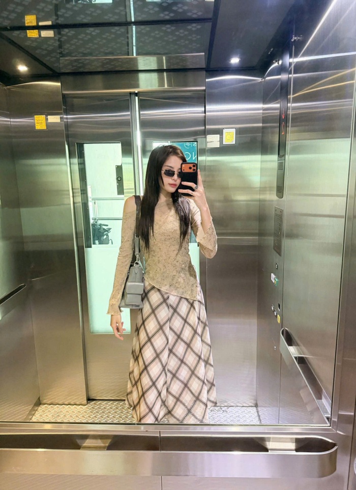 Trái ngược với Thiên Ân, Kỳ Duyên lại mang đến một màu sắc thời trang đậm tính cá nhân hơn. Nàng hậu theo đuổi phong cách trưởng thành, cá tính với những thiết kế có đường cắt xẻ táo bạo, tôn đường cong. 