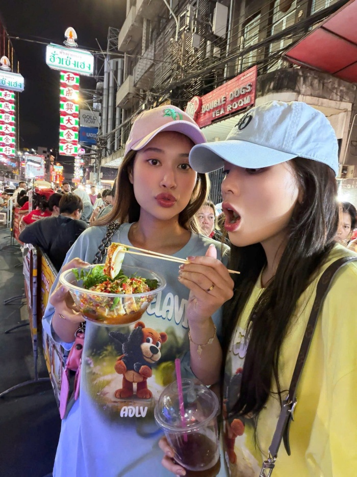 Bên cạnh thời trang, ẩm thực Thái Lan cũng là một phần không thể thiếu trong chuyến đi. Qua những hình ảnh được chia sẻ, cả hai thưởng thức nhiều món ăn đặc trưng như hải sản tươi sống, các món nướng và đặc biệt là những món ăn đường phố nổi tiếng. Những bữa ăn không quá cầu kỳ nhưng đậm chất bản địa, mang lại trải nghiệm trọn vẹn về văn hóa ẩm thực xứ chùa Vàng. 