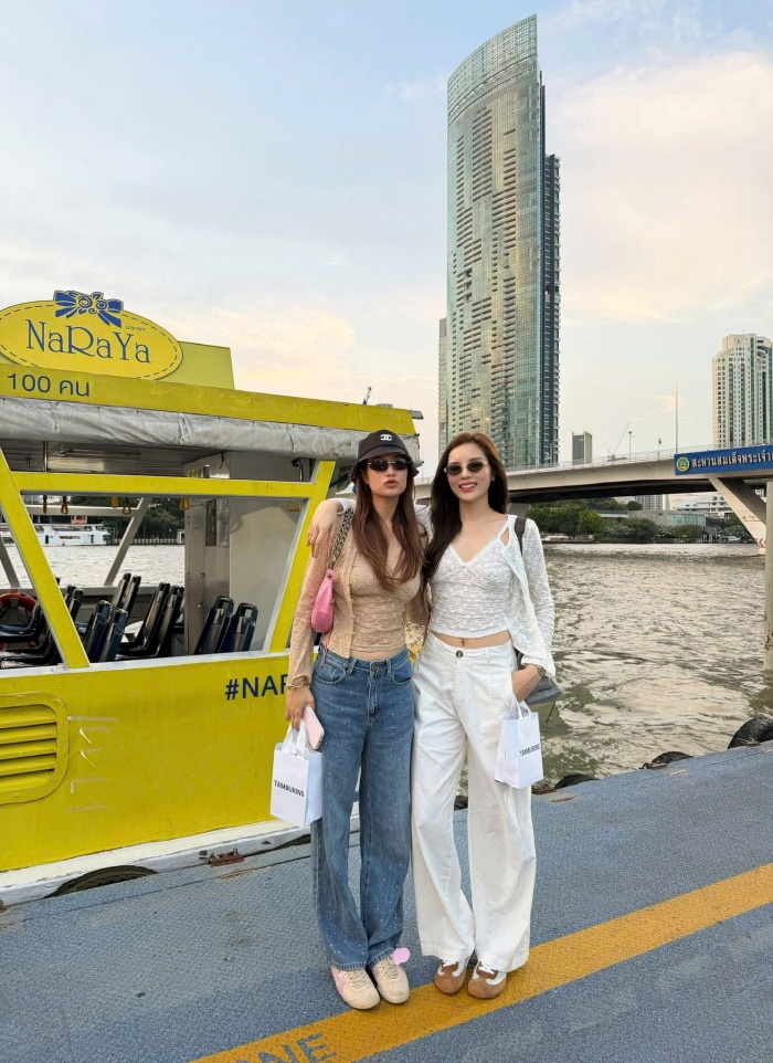 Hồ bơi ngoài trời, view biển rộng và ánh nắng chan hòa tạo điều kiện lý tưởng để cả hai thoải mái “lên đồ” và ghi lại những khoảnh khắc đẹp. Chuyến đi Thái Lan lần này của hai nàng hậu không đơn thuần là kỳ nghỉ sau thời gian dài chăm chỉ chạy show mà còn là màn “trình diễn” phong cách đầy tinh tế, trẻ trung ở xứ sở chùa Vàng.