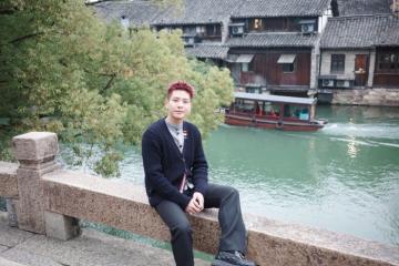 Quân AP xứng danh “tay đua” thời trang khi rong chơi tại Trung Quốc