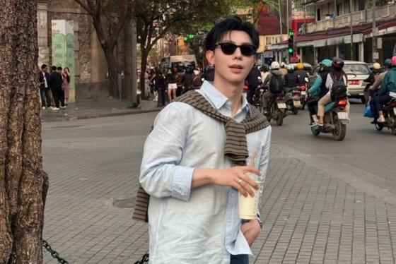 Erik dạo phố Hà Nội, gu thời trang ngày càng trẻ trung ấn tượng