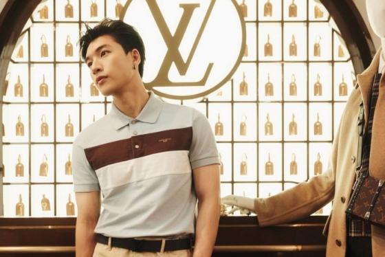 HIEUTHUHAI khiến fan "nóng hết người" với phong cách lịch lãm tại sự kiện thời trang ở Thái Lan