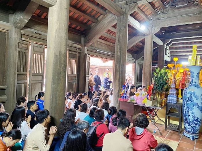 Du khách gửi gắm ước nguyện bình an Du khách gửi gắm ước nguyện bình an