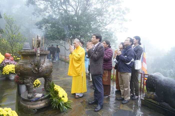 Nhiều du khách về Ngọa Vân chiêm bái Nhiều du khách về Ngọa Vân chiêm bái