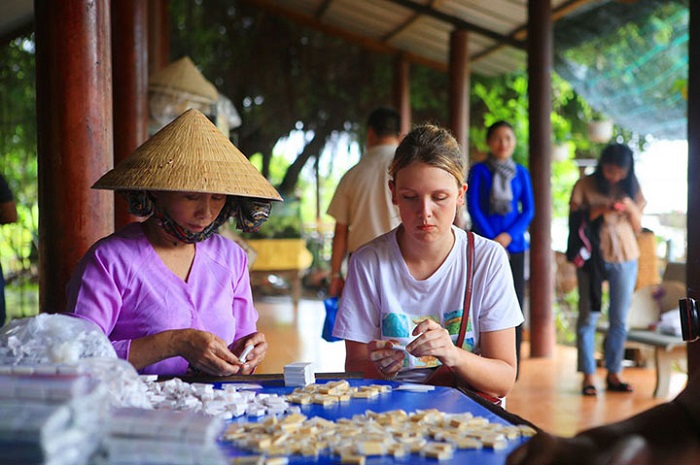 Làng nghề kẹo dừa Bến Tre thu hút khách du lịch khám phá không kém Làng nghề bánh phồng Sơn Đốc