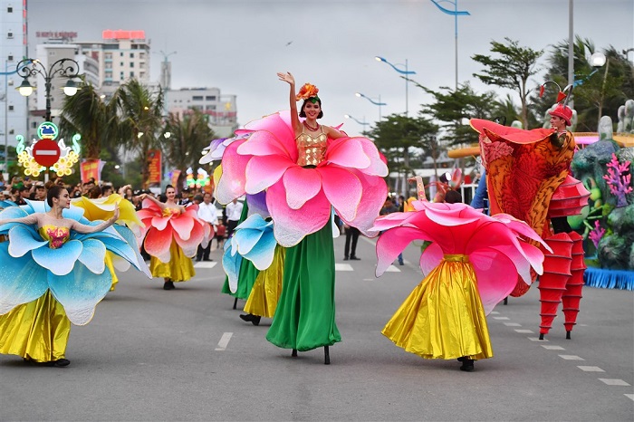 Carnaval Hạ Long có nhiều tiết mục biểu diễn đường phố sôi động