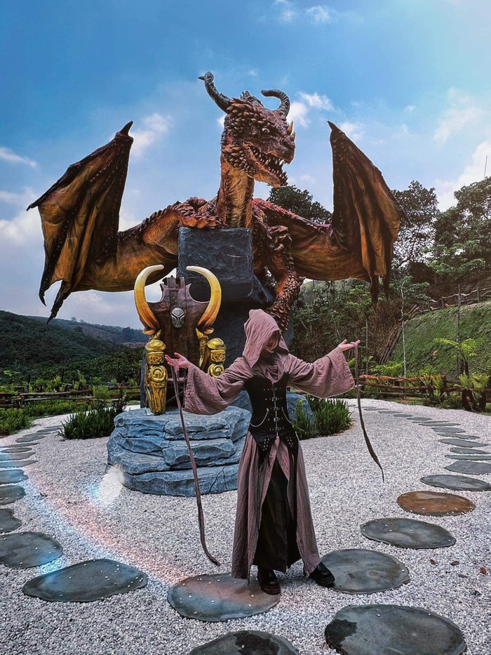 mô hình tượng thần Rồng tại công viên mô hình 5 vị thần khổng lồ ở Đà Lạt
