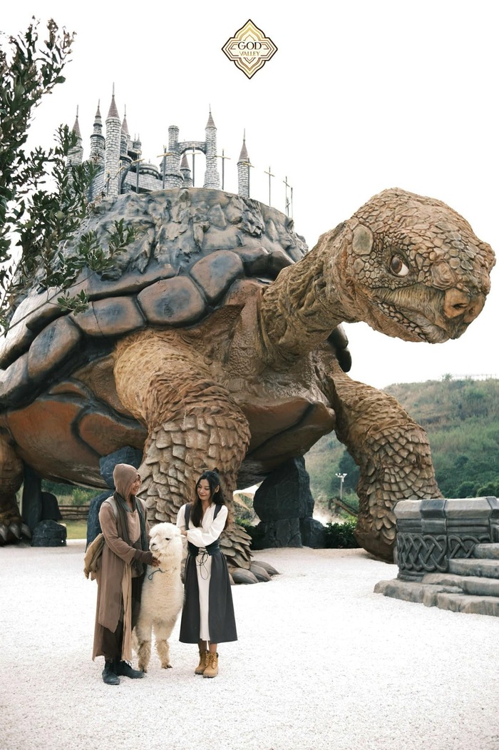 mô hình tượng thần Rùa tại công viên mô hình 5 vị thần khổng lồ ở Đà Lạt