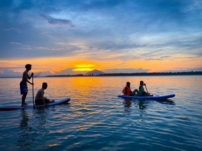 Bạn có thể tham gia chèo SUP trên hồ khi đi tới địa điểm tránh nóng gần Sài Gòn