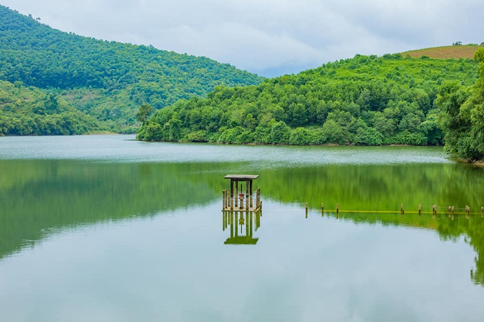Cảnh vật như không vương muộn phiền tại hồ Suối Ong khi du lịch Lương Sơn Hòa Bình