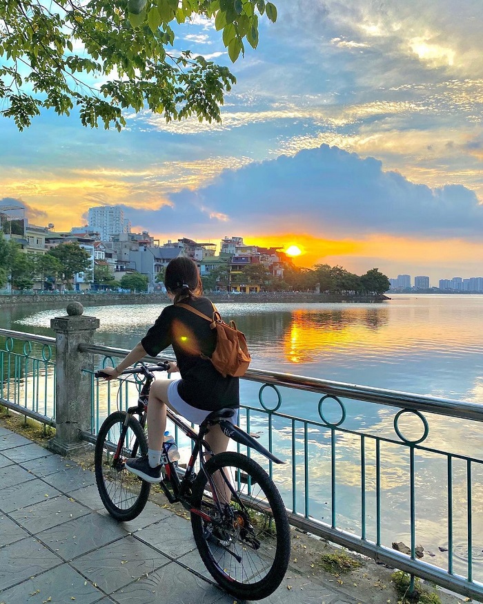 Bạn có thể thuê xe đạp quanh Hồ Tây qua phố Quảng An Tây Hồ