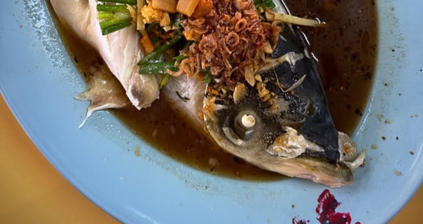 Đầu cá hấp ớt là món ăn cực cuốn dành cho du khách