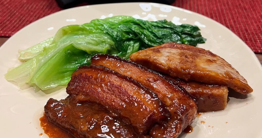 Đậm đà món thịt kho hồng được ninh chậm tỏng nước tương qua góc nhìn cẩm nang du lịch Hồ Nam