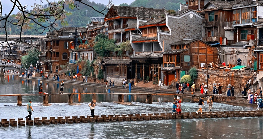 Phương Hoàng cổ trấn với nét đẹp cổ kính và trầm mặc