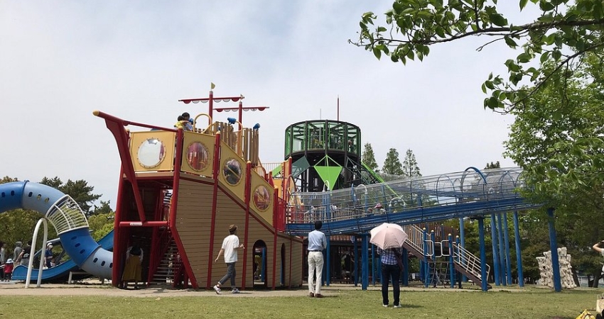 Thưởng ngoạn thiên nhiên và chơi các trò chơi tại công viên Yokkaichi