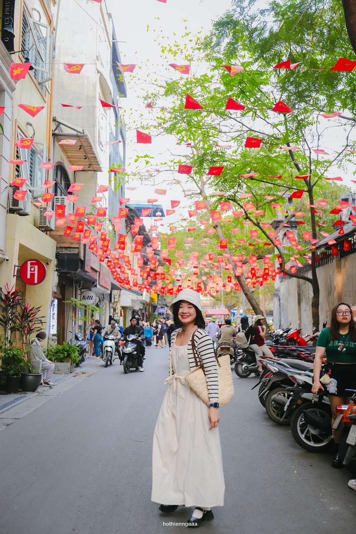 Phố Ấu Triệu đã rực rỡ cờ đỏ, là địa điểm check in 30/4 ở Hà Nội 