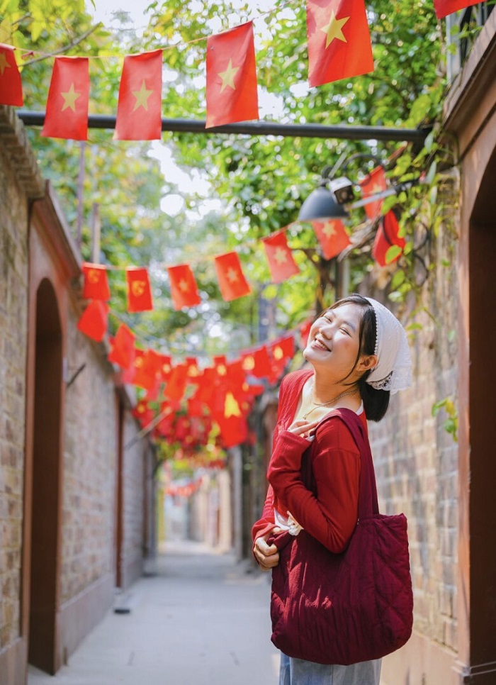 Những con ngõ tràn ngập không khí 30/4 là địa điểm check in 30/4 ở Hà Nội