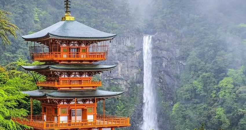 Đền Kumano Hongu Taisha trên đỉnh núi Kumano