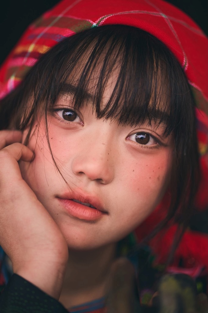 “Lúc đó tụi mình đi ngang qua, thấy một nhóm bạn nhỏ đang chơi. Nhưng em nổi bật hẳn lên giữa đám đông. Kiểu…rất khó để không chú ý. Cả nhóm mình gần như đồng loạt thốt lên xinh quá”, anh kể lại. Nhiếp ảnh gia Nguyễn Văn Thạch