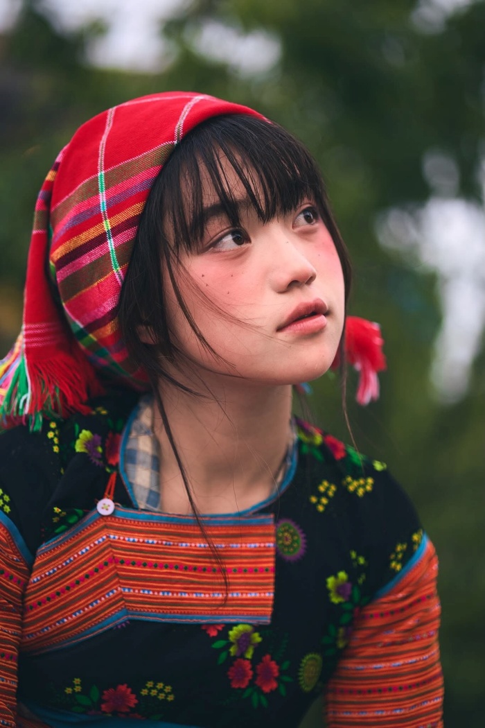 Trong loạt ảnh, cô bé gây ấn tượng với làn da trắng hồng, đôi mắt sáng và sâu, cùng những đường nét hài hòa mang đậm nét đặc trưng của người Mông. Trang phục truyền thống càng làm nổi bật vẻ đẹp của em. Ánh mắt trong veo ấy đã đủ để chạm đến trái tim người xem. Nhiếp ảnh gia Nguyễn Văn Thạch