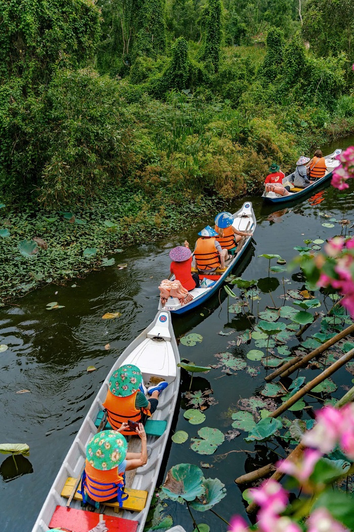 Trải nghiệm đi thuyền tại Rừng tràm Trà Sư 30/4 đi đâu không đông 