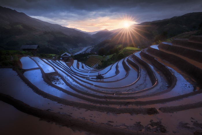 Hình ảnh người lao động nhỏ bé trước sự hùng vĩ của thiên nhiên.