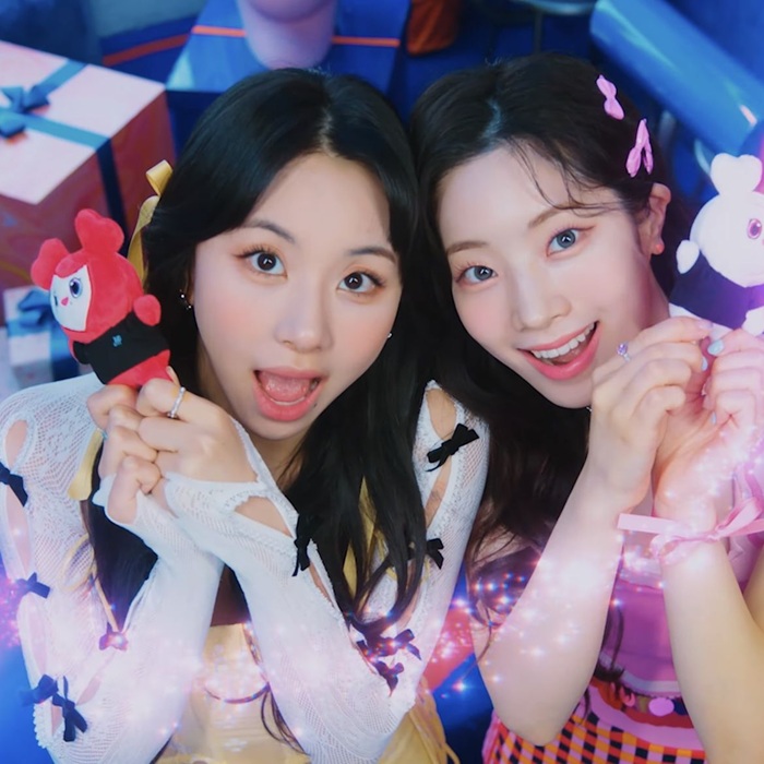 Dahyun và Chaeyoung hiện đang tạm ngưng hoạt động cùng nhóm vì tình trạng sức khỏe. Thông tin này khiến nhiều người hâm mộ không khỏi lo lắng, đồng thời gửi lời động viên và hy vọng cả hai sẽ sớm hồi phục để quay trở lại sân khấu trong thời gian tới. Ảnh: Internet
