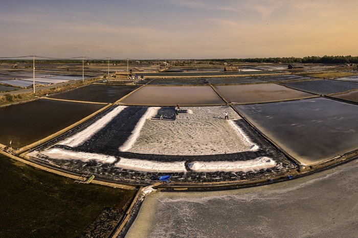 Cánh đồng muối khi nhìn từ trên cao.