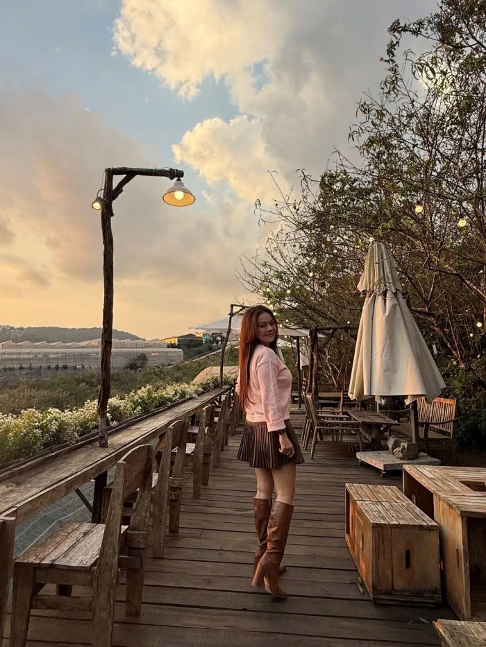Đà Lạt vốn đã đẹp và nên thơ, nhưng đi cùng con gái yêu lại khiến chuyến đi của nữ ca sĩ càng trọn vẹn.
