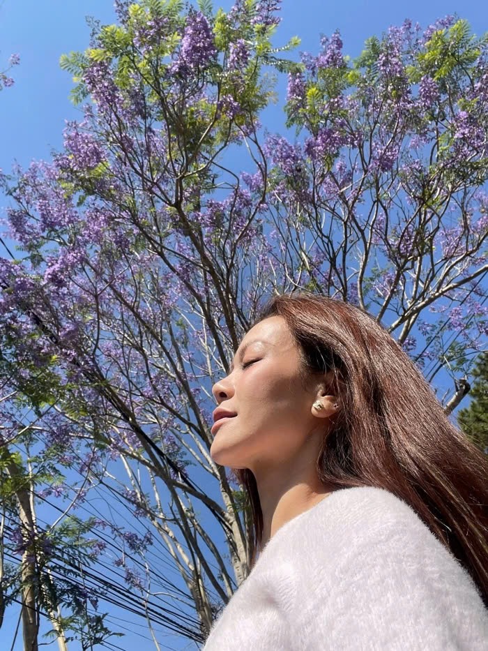 Phong cảnh hữu tình nên thơ của Đà Lạt khiến nữ ca sĩ khó quên.