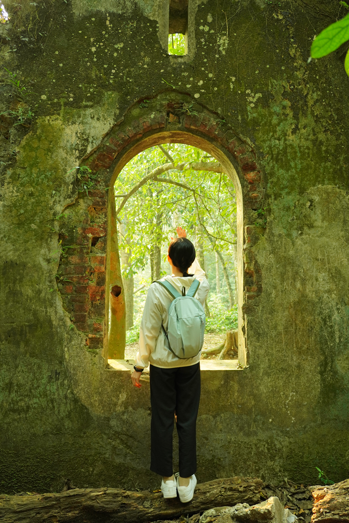 Tại Nhà thờ Đồ, những bức tường đá phủ rêu, những vòm cửa cũ kỹ khiến cô có cảm giác mình đứng ở một góc của châu Âu. Ảnh: NVCC