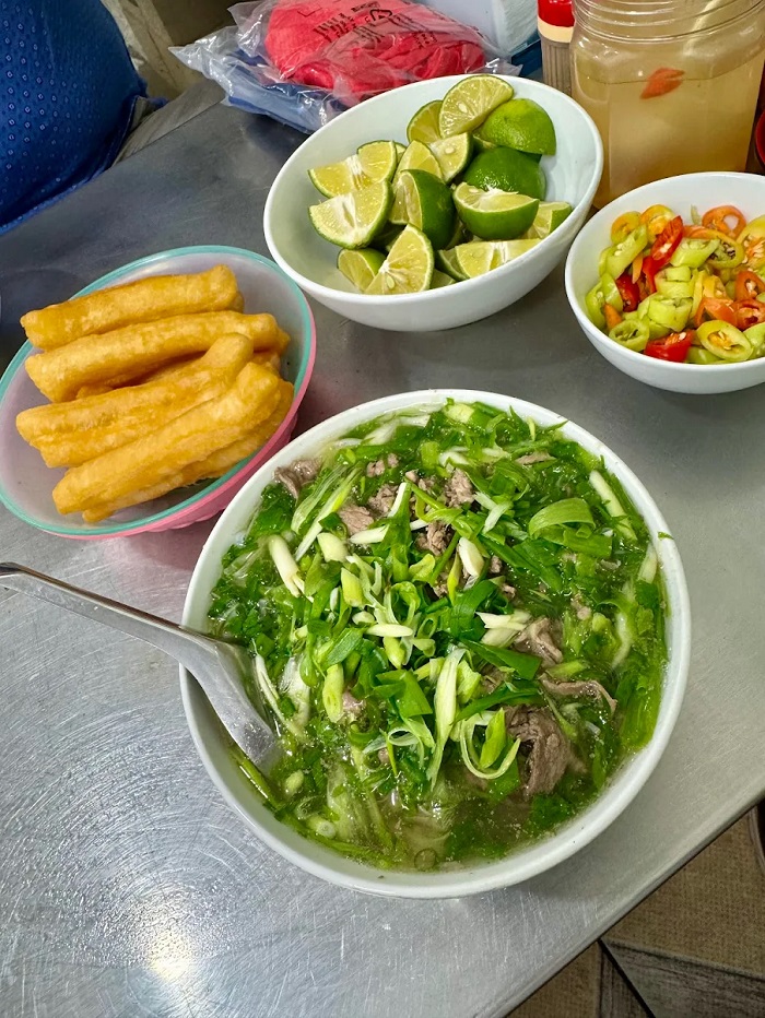 Nếu bạn thuộc team thích ăn hành thì nhất định phải tới quán phở nổi tiếng ở Hà Nội này