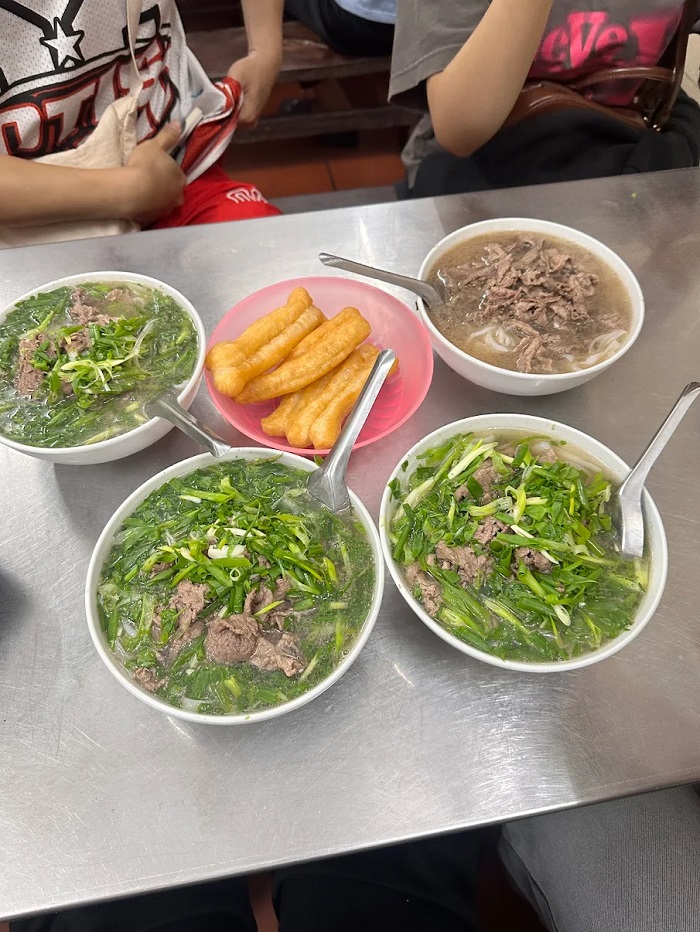 Một bát phở đầy ú ụ quán phở nổi tiếng ở Hà Nội cho thực khách no nê cả buổi