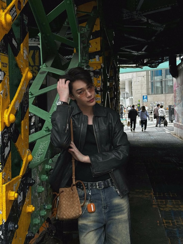 Mỹ nam Thái Lan ưu tiên phong cách thoải mái nhưng vẫn thời thượng khi phối áo khoác da cùng quần denim trong chuyến du lịch Nhật Bản. Ảnh: Instagram nhân vật.