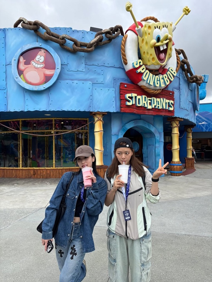 Hai cô nàng cùng nhau tận hưởng chuyến đi chơi giữa lịch trình lưu diễn thế giới. Ảnh: NVCC