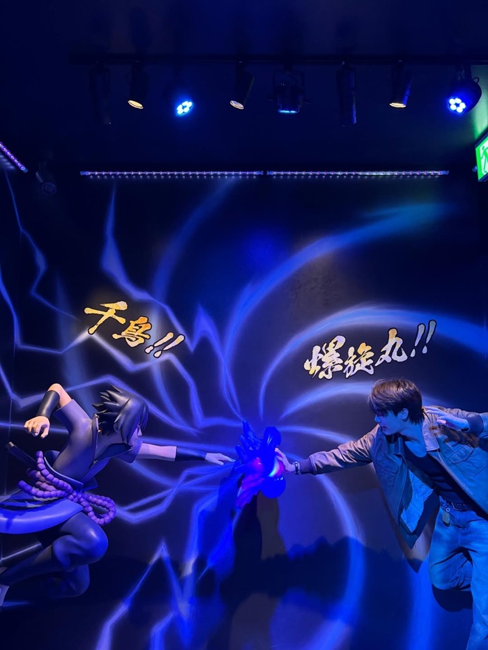 Nam diễn viên tạo dáng cùng mô hình nhân vật Sasuke Uchiha. Ảnh: Instagram nhân vật