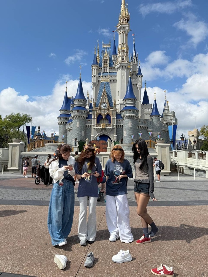 Khoảnh khắc đầy dễ thương của các thành viên. Các cô gái bỏ giày giữa sân, tạo nên một concept chụp ảnh độc đáo, thể hiện sự thoải mái và vui vẻ trong chuyến đi. Ảnh: NVCC