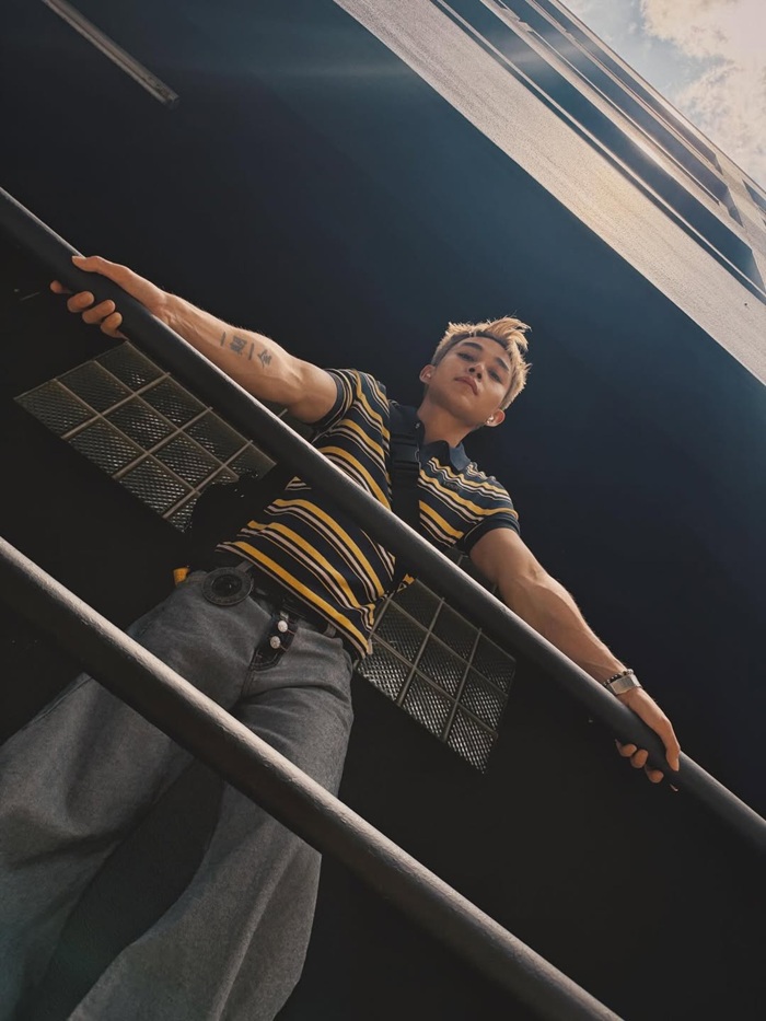 Jun Phạm thực hiện bộ ảnh với góc chụp từ dưới lên, khoe trọn góc mặt và cơ bắp đầy nam tính, khiến người hâm mô đầy phấn khích. Ảnh: NVCC