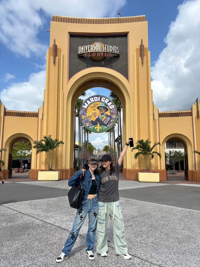 Mina và Jeongyeon tham quan Universal Orlando trong chuyến lưu diễn tại Mỹ. Ảnh: NVCC