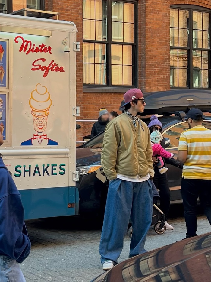 Dừng chân bên xe bán kem ven đường, Lee Dong Wook gây ấn tượng với chiều cao trên 1m8 và phong cách thời trang trẻ trung, phá cách. Ảnh: Instagram nhân vật