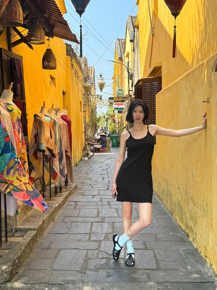 Kwon Nara dạo phố cổ Hội An với phong cách tối giản, thu hút sự chú ý của người hâm mộ. Ảnh: Instagram nhân vật
