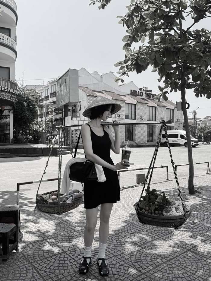 Người đẹp Hàn Quốc thử gánh hàng rong, hình ảnh quen thuộc tại Hội An. Ảnh: Instagram nhân vật
