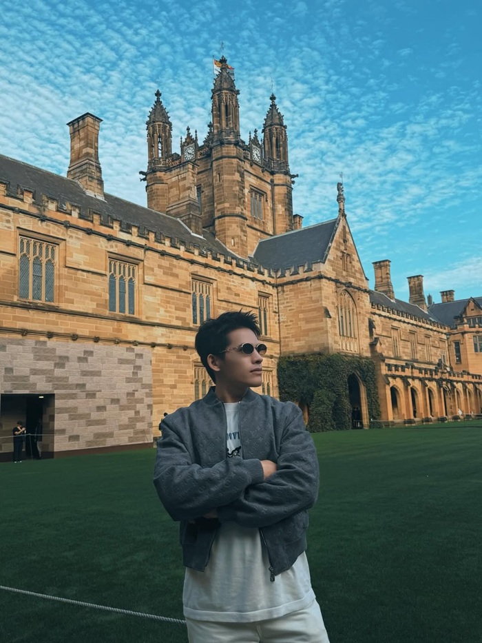 Quốc Thiên ghé thăm Đại học Sydney, ghi lại khoảnh khắc tại không gian kiến trúc cổ kính. Ảnh: FBNV