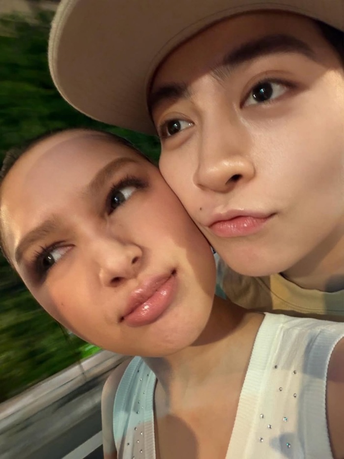 Gil Lê và Xoài Non ghi lại khoảnh khắc selfie thân mật trong chuyến du lịch Thái Lan. Ảnh: Instagram nhân vật