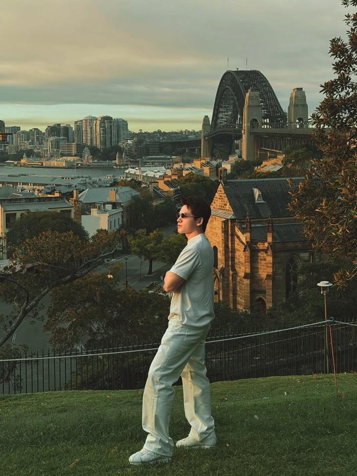 Dòng trạng thái “Nhớ Vietnam” được Quốc Thiên chia sẻ cùng loạt ảnh trong chuyến công tác. Ảnh: FBNV